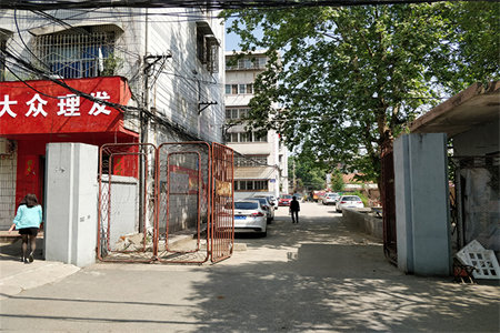 皇城丽景苑四楼150平三室精装带车库190万可按揭